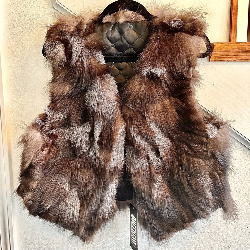 Queen genuine FOX fur size L/XL. Bought from Saks Fifth Avenue With free scarf